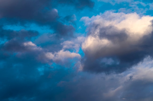 Beau ciel coloré avec des nuages. Mouvement cyclonique