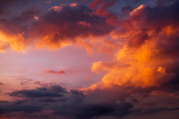 Beau ciel coucher de soleil coloré en arrière-plan. Nuages illuminés par le soleil