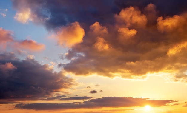 Beau ciel coucher de soleil. Fond de ciel.