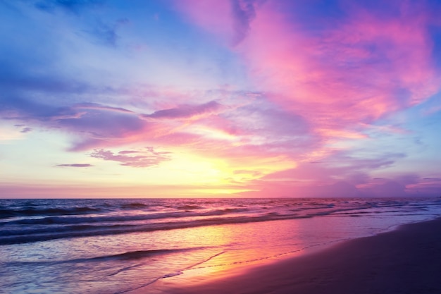 Beau ciel coucher de soleil sur la mer