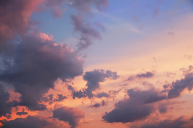 Beau ciel coucher de soleil avec des nuages colorés du soir.