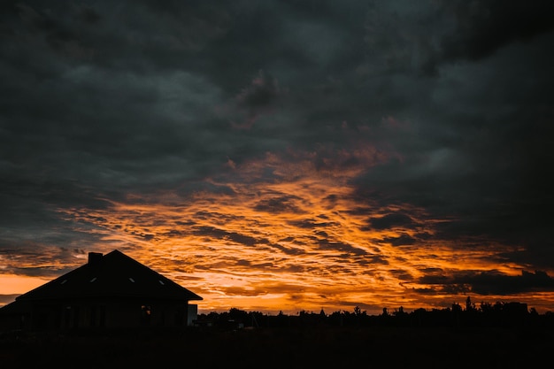 Beau ciel coucher de soleil avec des nuages dorés Vue panoramique