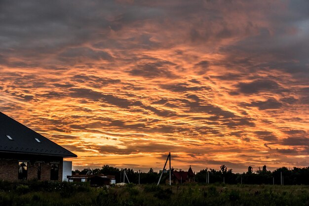 Beau ciel coucher de soleil avec des nuages dorés Vue panoramique