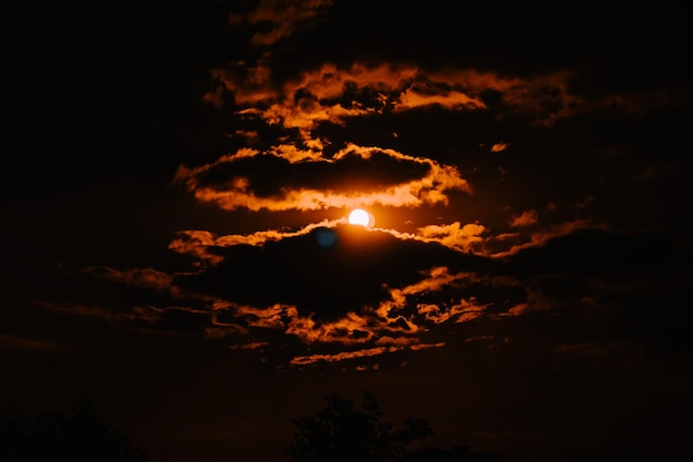 Beau ciel coucher de soleil avec des nuages dorés Vue panoramique