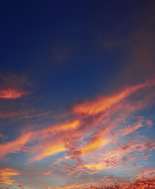 Beau ciel coucher de soleil avec des nuages dramatiques