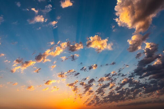 Beau ciel coucher de soleil avec des nuages