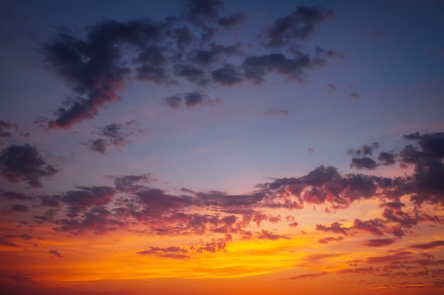 Beau ciel coucher de soleil orange ardent comme toile de fond