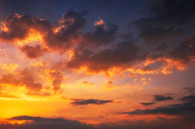 Beau ciel coucher de soleil orange et rouge ardent.