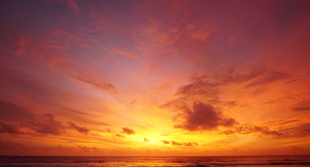 Beau ciel coucher de soleil à la plage