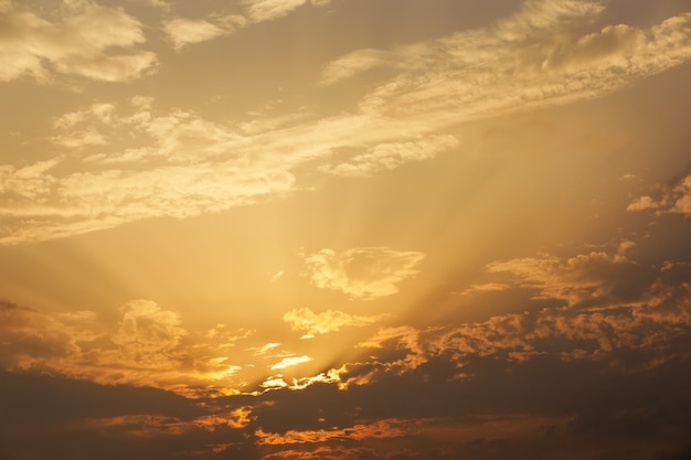 Beau ciel coucher de soleil avec des rayons de soleil.