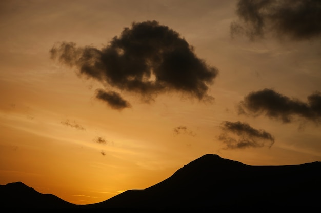 Beau ciel avec des couches de la montagne.