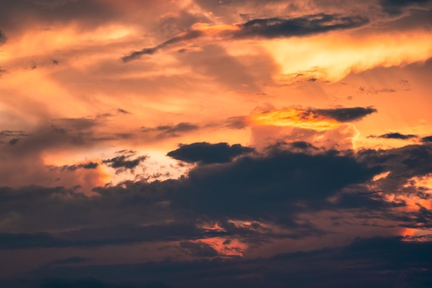 Beau ciel crépusculaire coucher de soleil dramatique coloré