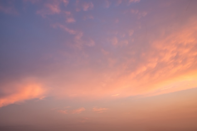 Beau ciel crépusculaire, coucher de soleil