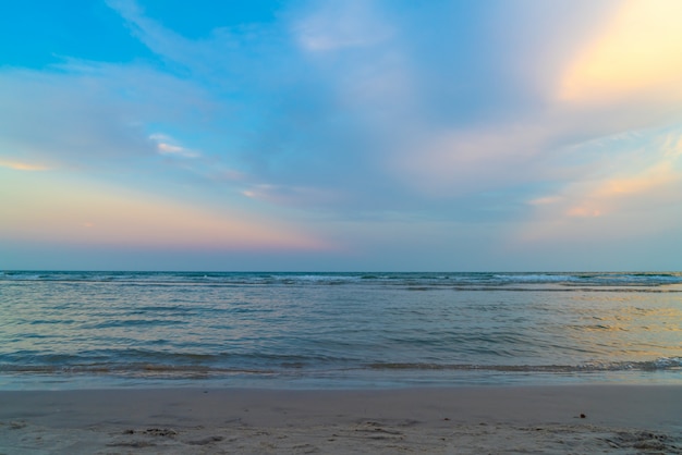 beau ciel crépusculaire avec plage de la mer