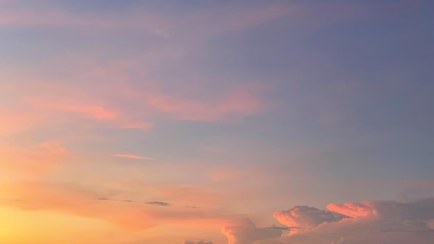 Beau ciel avec de douces lumières