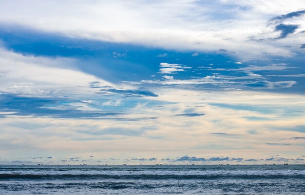 Beau ciel dramatique au-dessus de la mer le soir