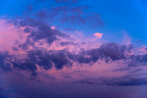 Beau ciel du soir au coucher du soleil