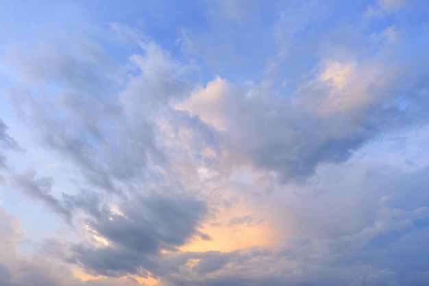 Beau ciel du soir nuageux coloré Fond de ciel abstrait