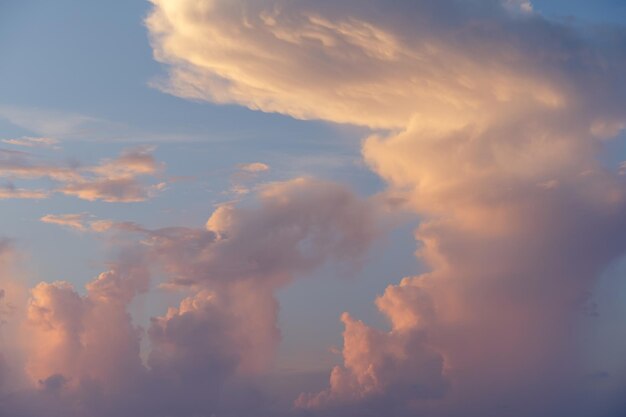 Beau ciel du soir nuageux coloré Fond de ciel abstrait