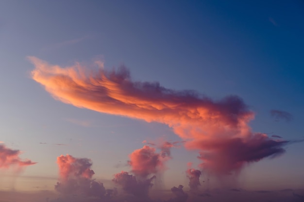 Beau ciel du soir nuageux coloré Fond de ciel abstrait