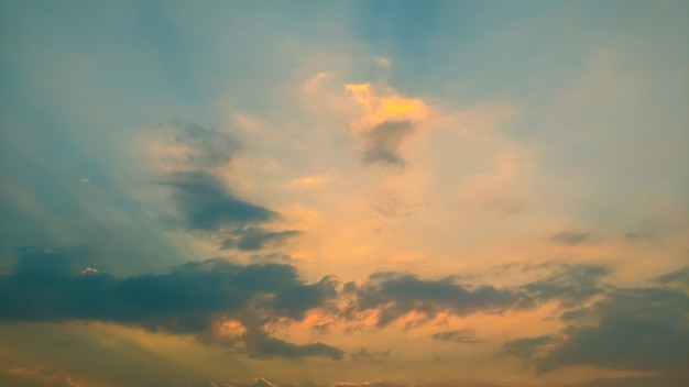 beau ciel sur fond naturel coucher de soleil