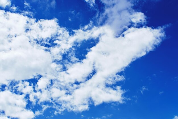 Beau ciel avec fond de nuages