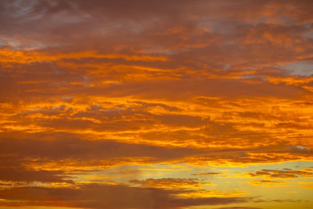 Beau ciel idyllique à l'aube avec des couleurs jaunes et orange fortes