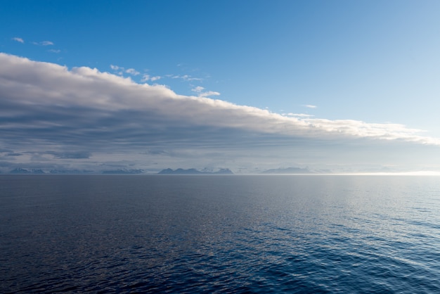 Beau ciel marin avec des nuages