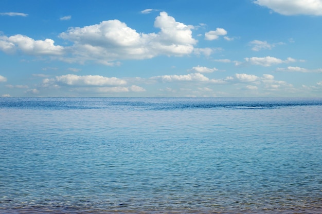 Beau ciel et mer bleue