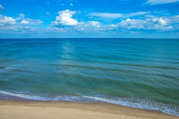 Beau ciel et mer bleue