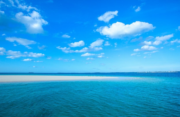 Beau ciel et mer bleue