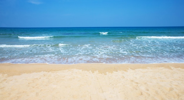 Beau ciel et mer bleue