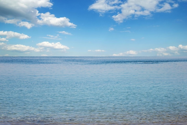 Beau ciel et mer bleue