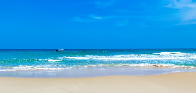 Beau ciel et mer bleue