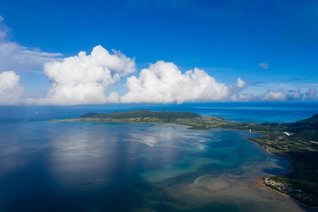 Beau ciel et mer sur l'île d'ishigaki