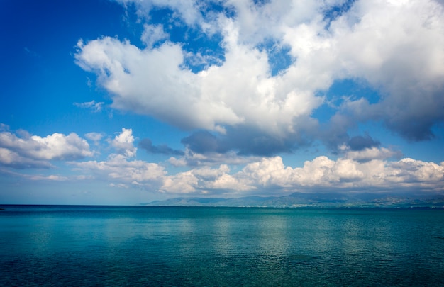 Beau ciel mer et nuages