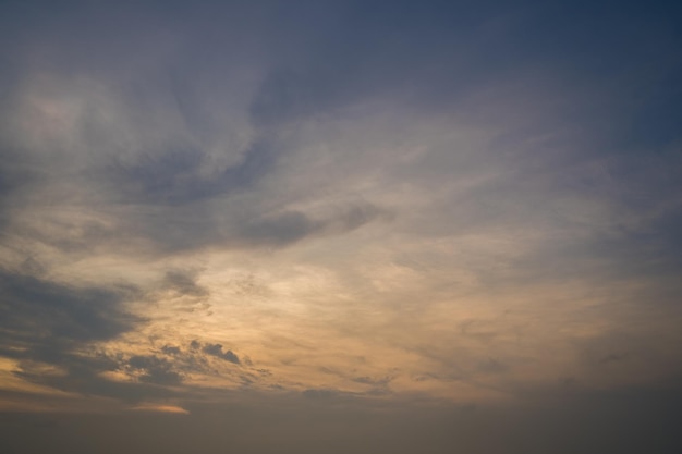 Beau ciel naturel et fond de texture coucher de soleil cinématographique