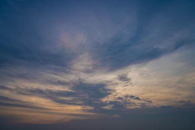 Beau ciel naturel et fond de texture coucher de soleil cinématographique