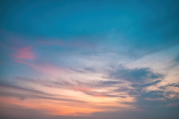 Beau ciel naturel et fond de texture coucher de soleil cinématographique