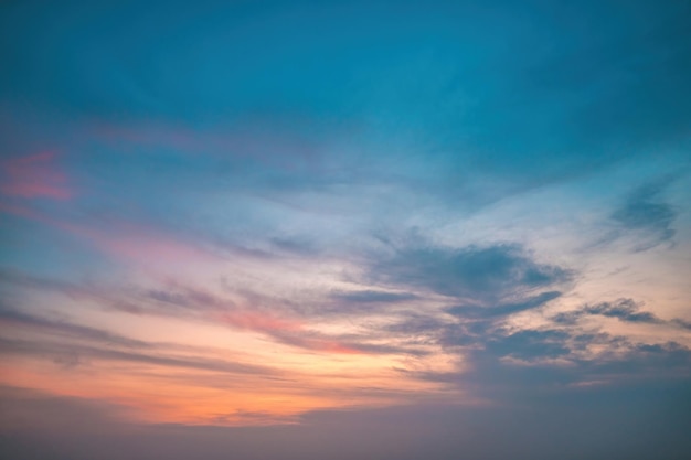 Beau ciel naturel et fond de texture coucher de soleil cinématographique