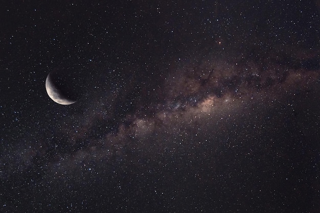 Beau ciel nocturne avec des étoiles de la galaxie de la voie lactée