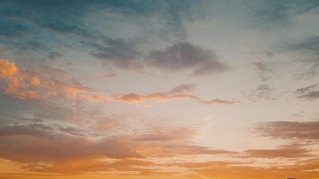 Beau ciel avec des nuages au coucher du soleil