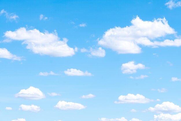 Beau ciel nuages blancs parfaits pour le fond