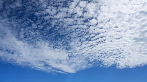 Beau ciel avec des nuages dramatiques