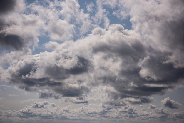 Beau ciel avec des nuages gris