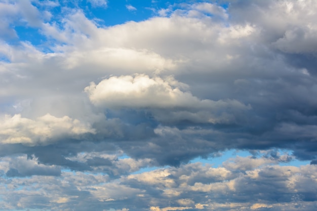 Beau ciel avec des nuages lourds et pluvieux. Nuages lumineux. Fond de ciel.