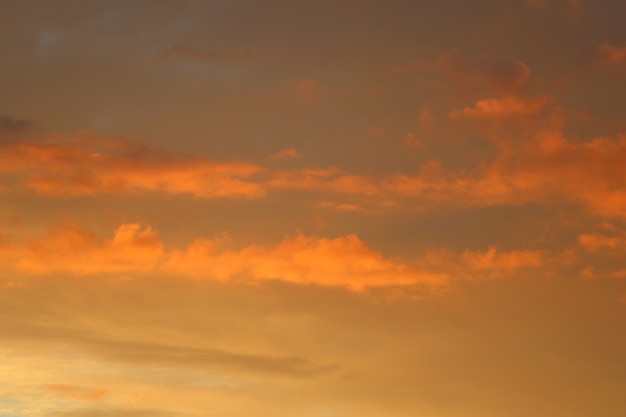 Photo beau ciel avec des nuages oranges au coucher du soleil. photo de haute qualité