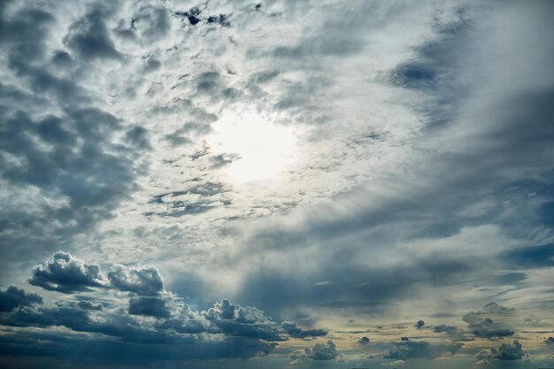 Beau ciel avec nuages et soleil