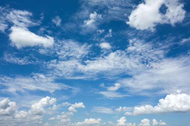 Beau ciel avec des nuages.