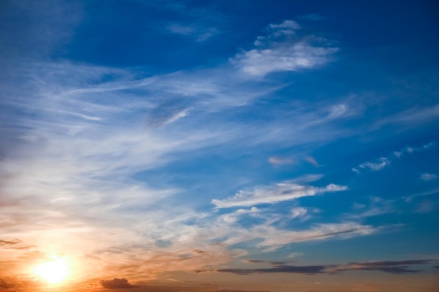 Un beau ciel nuageux dans la nature dans une atmosphère d'air pur